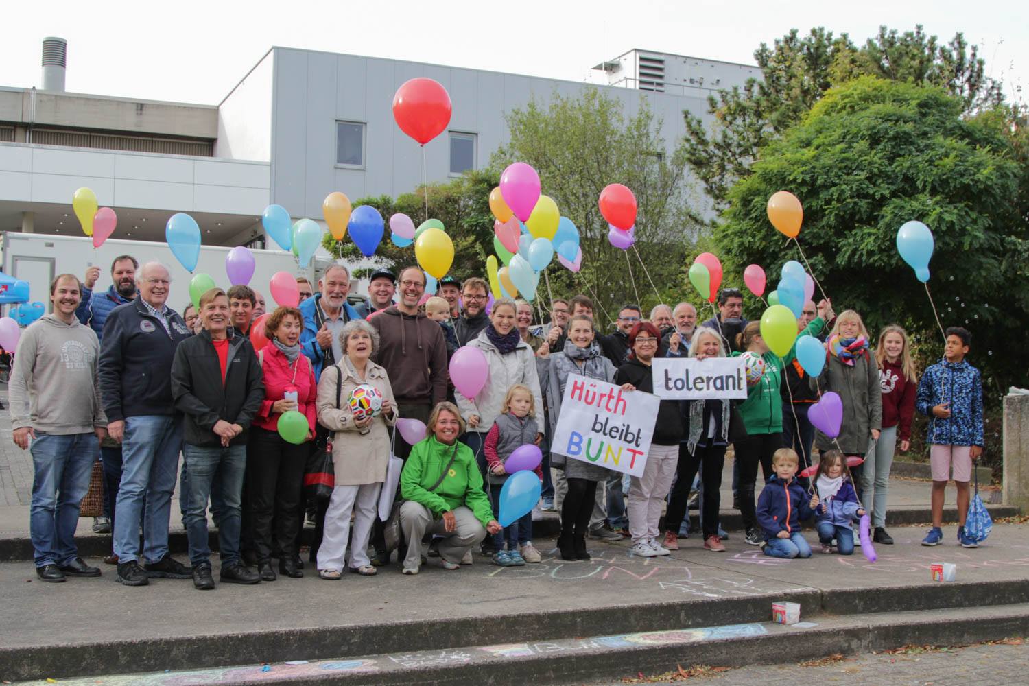 Demo Foto mit vielen Menschen und Luftballons